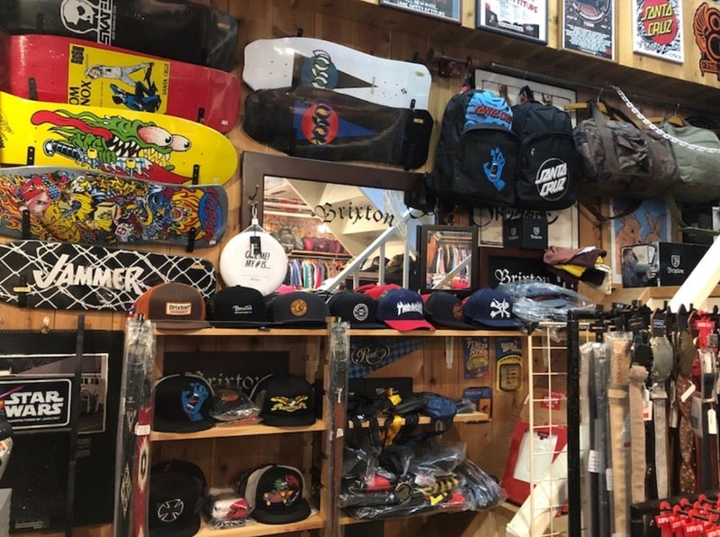 カリフォルニア風スケートグッズが並ぶ茨城の古着店店内